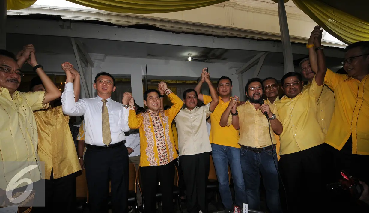 Ketum Partai Golkar Setya Novanto (keempat kiri) bersama fungsionaris mengangkat tangan usai menyerahkan dukungan kepada Basuki T Purnama untuk maju sebagai Cagub DKI Jakarta 2017-2022 di Jakarta, Jumat (24/6). (Liputan6.com/Helmi Fithriansyah)