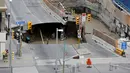 Pekerja mengamati sebuah sinkhole besar yang menganga di Rideau Street, Ottawa, Kanada, Rabu (8/6). Area tersebut berlokasi di daerah yang sedang dilakukan penggalian dan telah ditutup untuk lalu lintas semua kendaraan bermotor. (REUTERS/Chris Wattie)