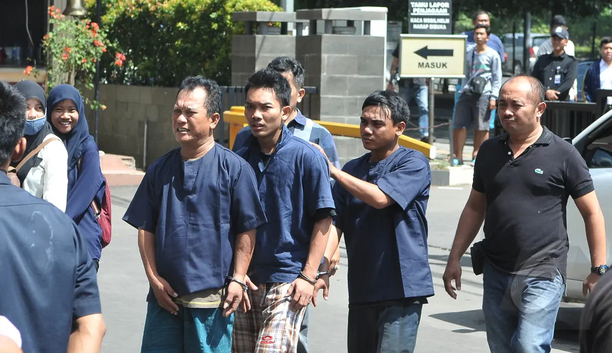 Dalam sepekan (21-29 April) Satuan Narkoba Polres Metro Jakarta Barat berhasil menangkap 41 tersangka pengedar narkoba, Jakarta, Kamis (30/4/2015). Polisi mengamankan tujuh kilogram ganja kering dan 57 gram sabu-sabu. (Liputan6.com/Herman Zakharia)