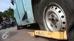 Sebuah mobil angkutan kota yang digembok terparkir di kawasan Monas, Jakarta, Selasa (3/1). Sejak Januari hingga Desember 2016, Dinas Perhubungan dan Transportasi DKI menerima retribusi derek lebih dari Rp 10 miliar. (Liputan6.com/Immanuel Antonius)