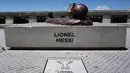 Kondisi patung Lionel Messi yang kembali menjadi korban aksi vandalisme di Buenos Aires, Argentina, Senin (4/12). Bagian kaki patung Lionel Messi dipotong sehingga terpisah dengan sepasang sepatunya yang sedang menggiring bola. (EITAN ABRAMOVICH/AFP)