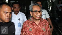 Sekjen Kementerian PUPR, Taufik Widjoyono menjalani pemeriksaan di KPK, Jakarta, Kamis (31/3). Taufik menjadi saksi atas kasus dugaan suap proyek pembangunan jalan di Kementerian PUPR. (Liputan6.com/Helmi Afandi)