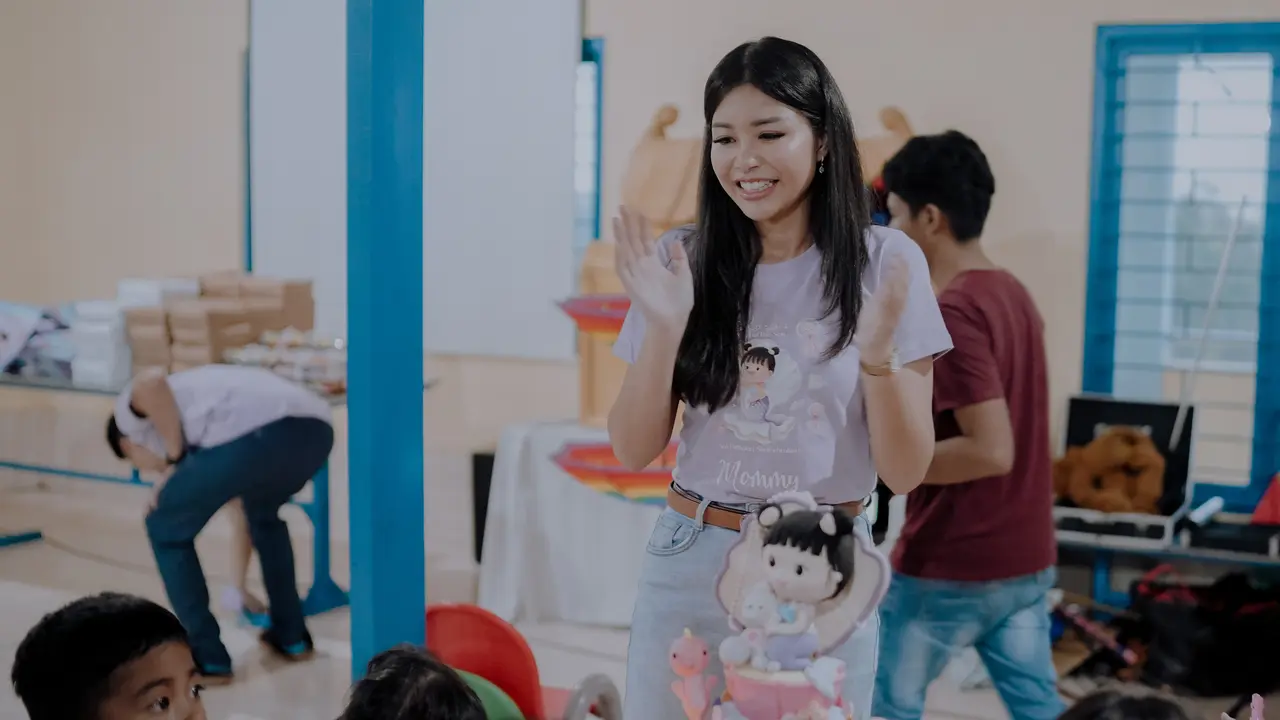 Miss Grand Indonesia 2014 Margenie MG bersama dengan suaminya merayakan ultah anaknya, Clara Marianne Surya di Panti Asuhan Sejahtera "House of Hope" di Surabaya, Jawa Timur.