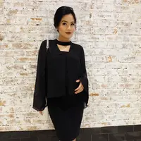 Lahirnya anak kedua membuat keluarga kecil Titi Kamal dan Christian Sugiono makin berwarna. Terlebih Kai Attar Sugiono lahir dua hari sebelum ulang tahun Titi, tepatnya tanggal 5 Desember 2017 lalu. (Instagram/Titi_kamal)