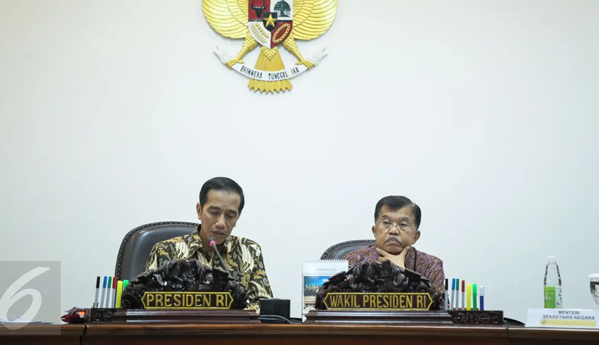 Presiden Joko Widodo (Jokowi) bersama Wakil Presiden Jusuf Kalla memimpin rapat terbatas di Kantor Presiden, Jakarta, Rabu (16/12). Rapat itu membahas penanganan radikalisme dan persiapan Hari Raya Natal serta Tahun Baru 2016. (Liputan6.com/Faizal Fanani)