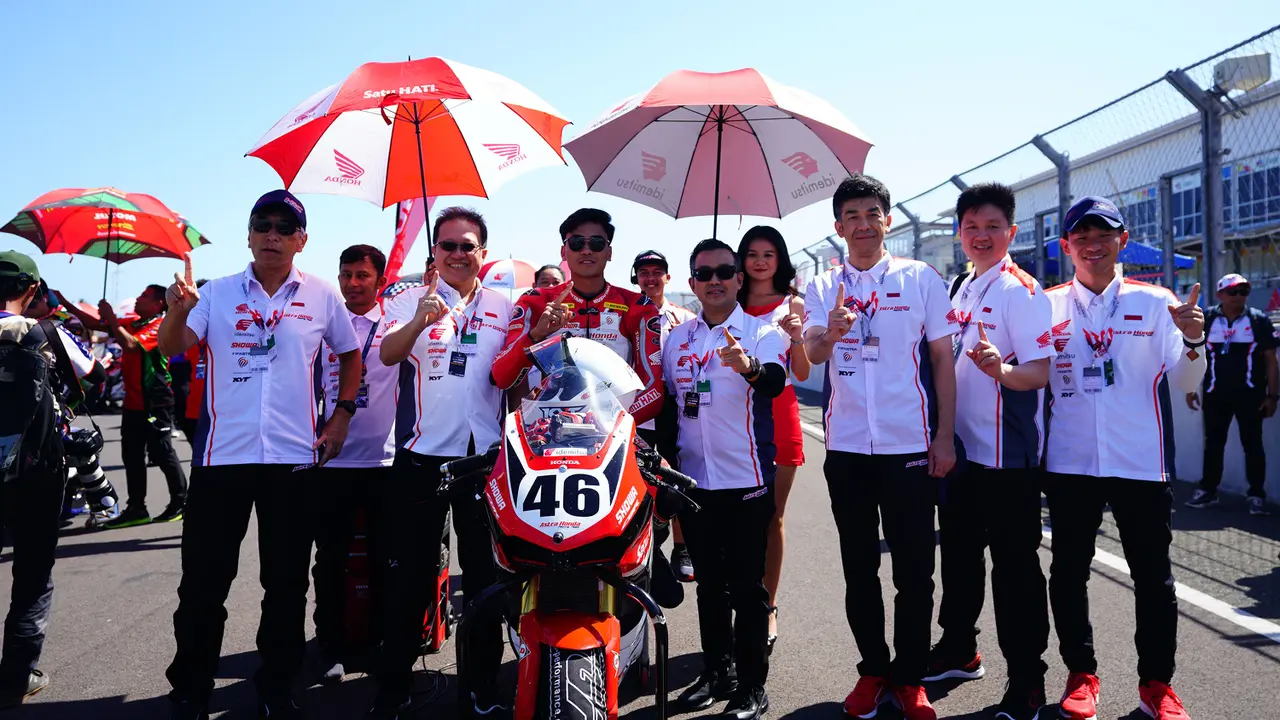 Foto: Aksi Local Pride Muda Bawa Honda dan Yamaha Kuasai Podium di Race 1 AP250 ARRC Mandalika 2023