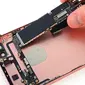 Logic board iPhone 7 Plus diperlihatkan dalam sesi bedah iFixit's. Ponsel ini dibesut dengan chipset Apple A10 Fusion dan CPUQuad-core 2.23 GHz. (Courtesy iFixit/REUTERS)