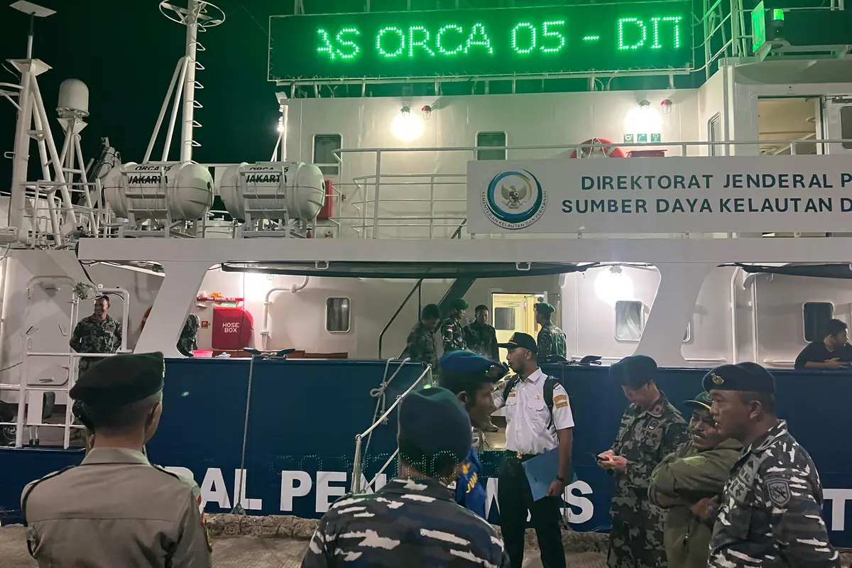Kapal Pengawas (KP) Orca 05 milik Kementerian Kelautan dan Perikanan (KKP) mengangkut 28 warga Pulau Enggano ke Kota Bengkulu pada Rabu malam, 2 Juli 2025. (Istimewa)