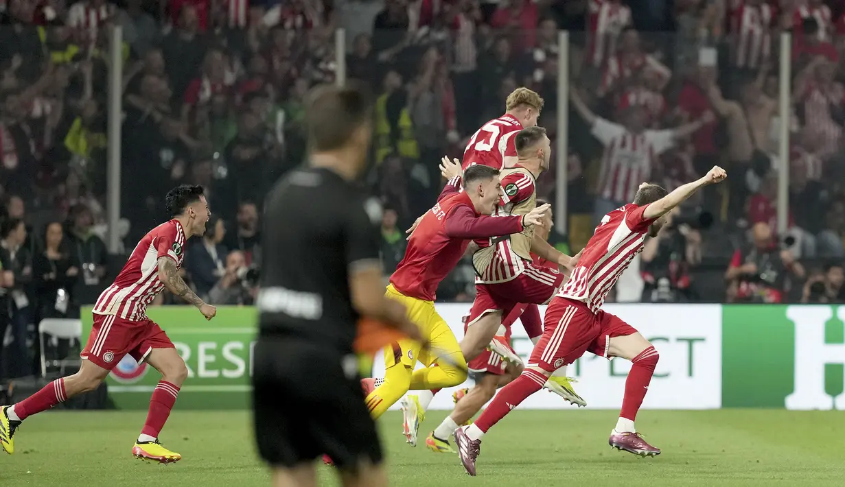 Para pemain Olympiakos dari bangku cadangan berlari memasuki lapangan merayakan kemenangan 1-0 atas Fiorentina sesaat setelah berakhirnya laga final Europa Conference League 2023/2024 di OPAP Arena, Athena, Yunani, Rabu (29/5/2024). (AP Photo/Petros Giannakouris)