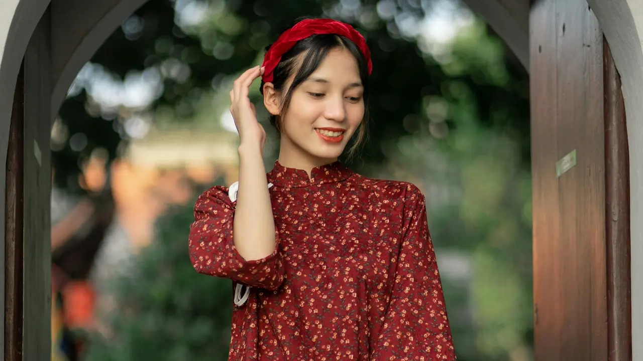 perempuan tersenyum malu bahagia senang santai