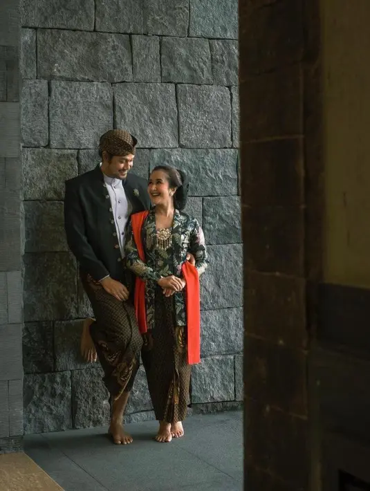 Menjalani hubungan rumah tangga selama 15 tahun, keluarga Dwi Sasono dan Widi Mulia jauh dari kabar miring. Keduanya makin mesra bak pengantin baru. (Instagram/widimulia).