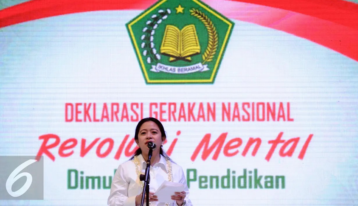 Menko PMK, Puan Maharani memberikan pidato sambutan pada Deklarasi Gerakan Nasional Revolusi Mental Dimulai dari Pendidikan di Senayan Jakarta, Selasa (15/12/2015). Deklarasi dihadiri ribuan peserta dari unsur Kemenag. (Liputan6.com/Helmi Fithriansyah)