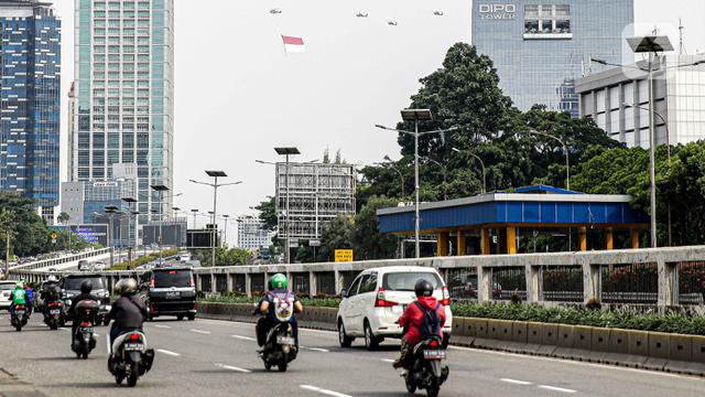 Kala Polwan Beri Sepucuk Bunga Untuk Prajurit Tni Di Depan Istana News Liputan6 Com