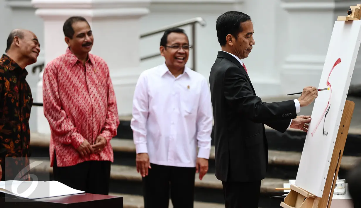 Presiden Jokowi menggores kuas di kanvas putih sebagai tanda dibukanya pameran seni rupa koleksi Istana Kepresidenan RI bertajuk ‘17:71 Goresan Perjuangan’ di Galeri Nasional, Jakarta, Senin (1/8). (Liputan6.com/Faizal Fanani)