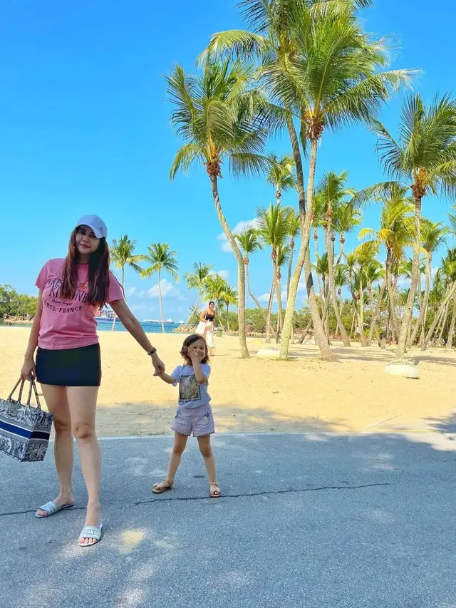 OOTD Aura Kasih saat Momong Anak