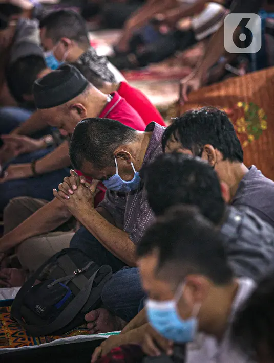 Umat muslim melaksanakan sholat Jumat pertama Ramadhan di Pasar Tanah Abang, Jakarta Pusat, Jumat, (16/4/2021). Fasilitas tempat ibadah yang tidak sebanding dengan jumlah pengunjung menyebabkan jemaah terpaksa melaksanakan ibadah sholat Jumat di selasar pertokoan. (Liputan6.com/Faizal Fanani)