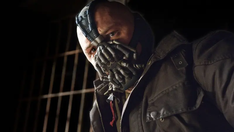 Tom Hardy berperan sebagai Bane