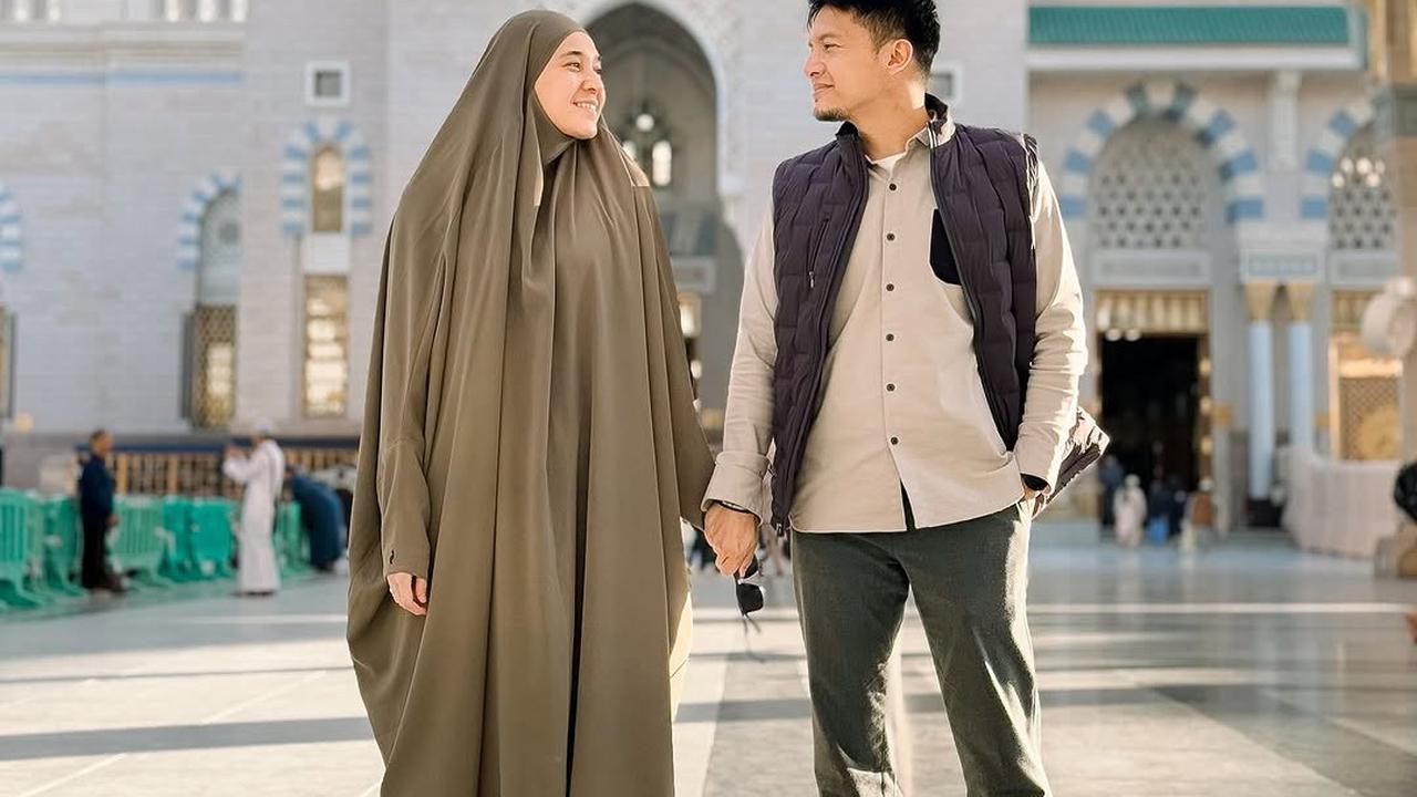 Potret Dhini Aminarti dan Dimas Seto yang Makin Romantis ( IG @dimasseto_1 @dhiniaminarti)