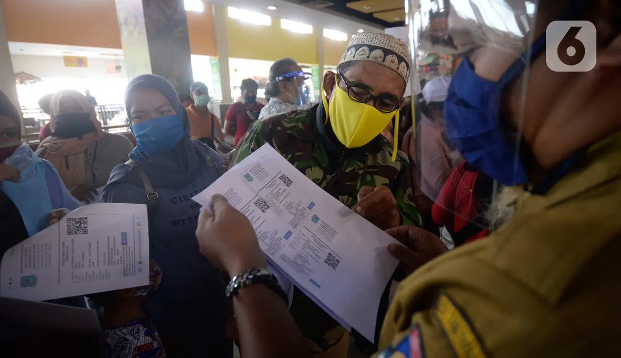 Petugas membantu warga yang akan melakukan pencetakan di mesin Anjungan Dukcapil Mandiri (ADM) di Pamulang Square, Tangerang Selatan, Senin (15/9/2020). Pemkot Tangsel memudahkan pelayanan kependudukan untuk membuat KTP El, Kartu Identitas Anak dan Kartu Keluarga. (merdeka.com/Dwi Narwoko)