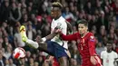 Penyerang Inggris Tammy Abraham berebut bola dengan bek Hongaria Akos Kecskes pada lanjutan Kualifikasi Piala Dunia 2022 Zona Eropa Grup I di Stadion Wembley, London, Rabu (13/10/2021) dini hari WIB. Inggris harus puas bermain imbang 1-1 saat menjamu Hongaria. (AP Photo/Kirsty Wigglesworth)