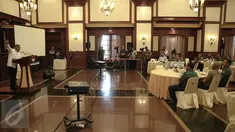 Menteri Pertahanan Ryamizard Ryacudu memberikan paparan usai menyerahkan sertifikat dan penghargaan dari Menteri Pertahanan Timor Leste kepada Tim Misi Pelayanan Kesehatan  Indonesia  di Kemenhan RI, Jakarta, (23/5/2016). (Liputan6.com/Faizal Fanani)