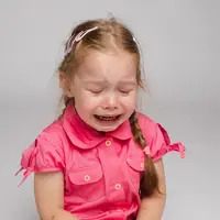 Seorang anak perempuan berbaju pink sedang menangis (Foto Dok: Freepik/user15285612).