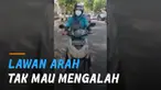 Bukannya kembali ke jalurnya, ia malah berdiam diri tak mau mengalah.