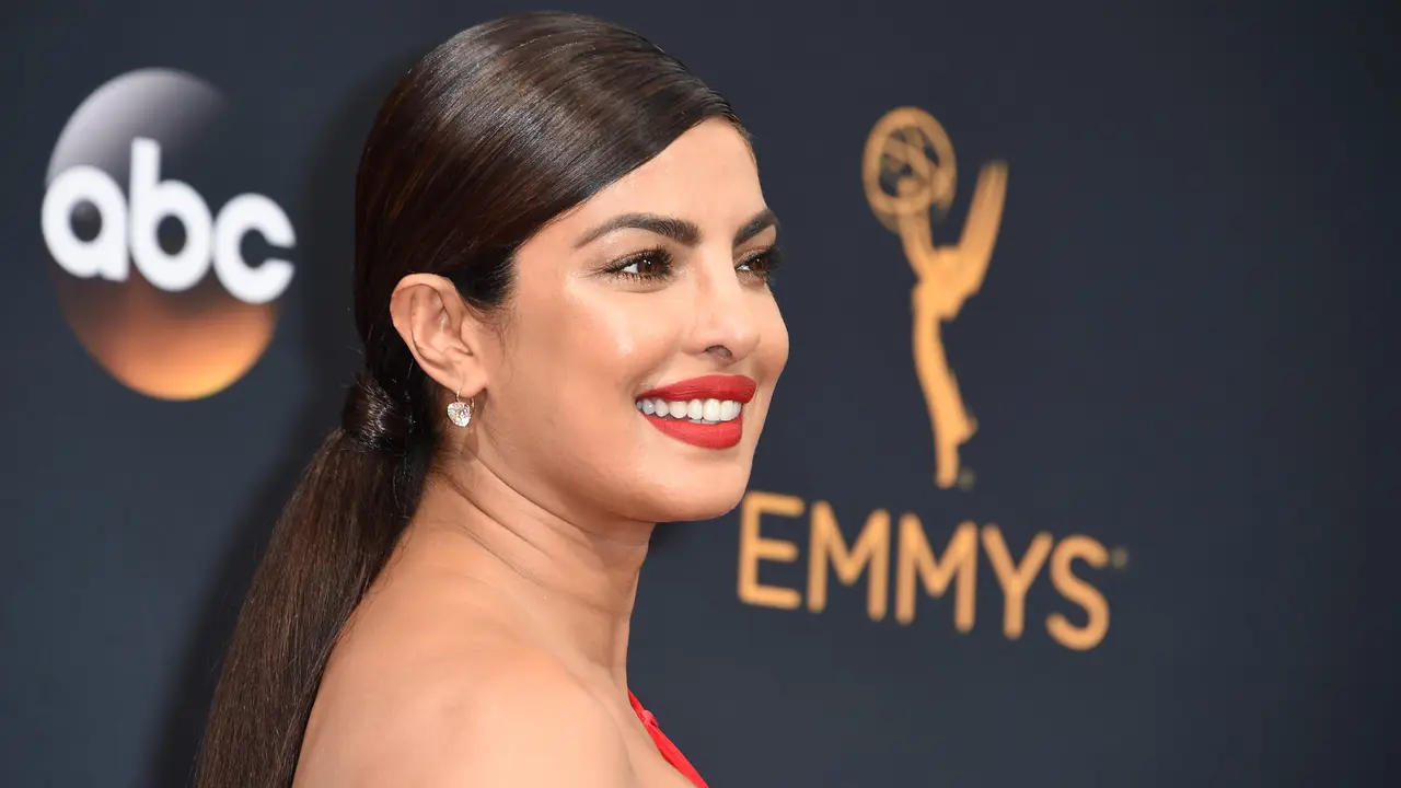 20160918-Gaun Merah Merona Priyanka Chopra Menarik Perhatian di Emmy Awards 2016-Los Angeles