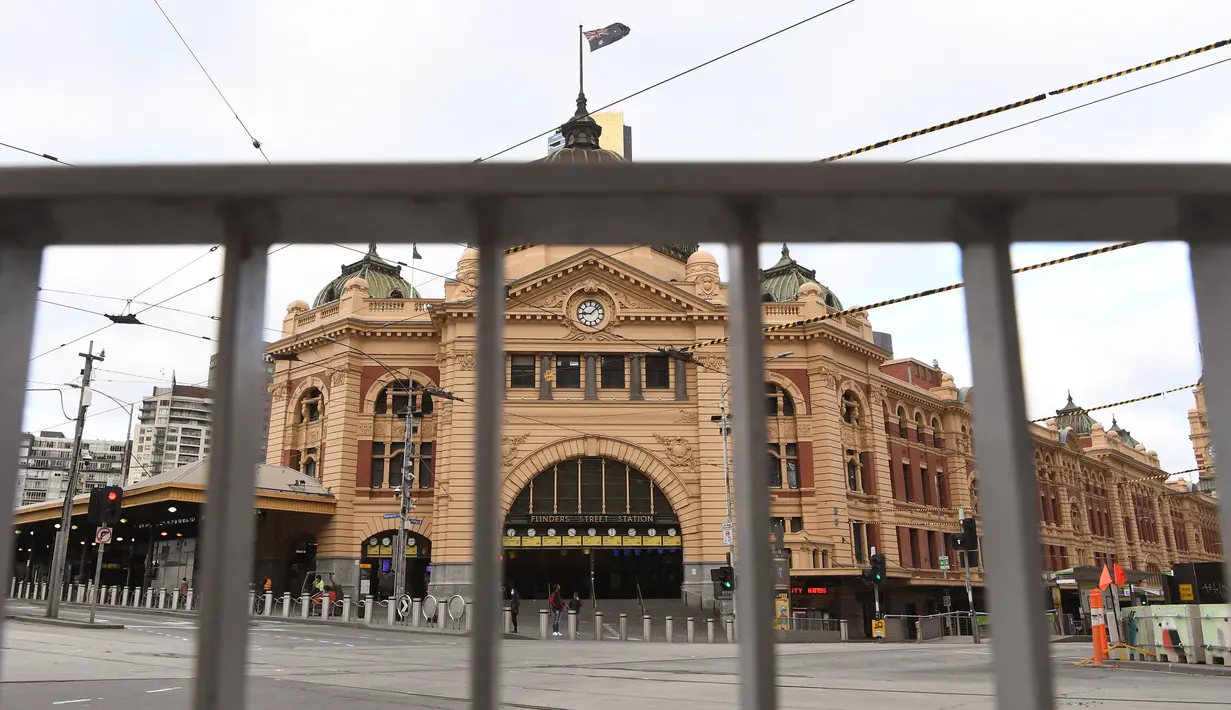 Stasiun Flinders Street hampir sepi selama jam sibuk pagi hari ketika penduduk kota kembali menjalani lockdown selama 7 hari di Melbourne, Jumat (28/5/2021). Melbourne kembali menerapkan lockdown untuk keempat kalinya setelah wabah COVID-19 menyebar cepat di wilayah tersebut. (William WEST/AFP)