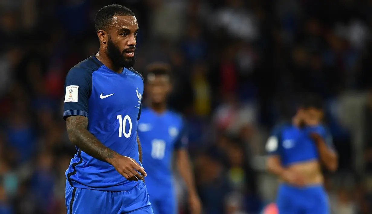 Striker Prancis, Alexandre Lacazette, tampak kecewa usai ditahan imbang Luksemburg pada laga Kualifikasi Piala Dunia 2018 di Stadion Municipal, Toulouse, Minggu (3/9/2017). Kedua negara bermain imbang 0-0. (AFP/Franck Fife)