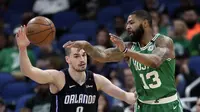 Pemain Boston Celtics, Marcus Morris (kanan) mencoba melepaskan umpan setelah mendapat adangan dari pebasket Orlando Magic, Mario Hezonja dalam lanjutan NBA di Orlando. (AP Photo/John Raoux)