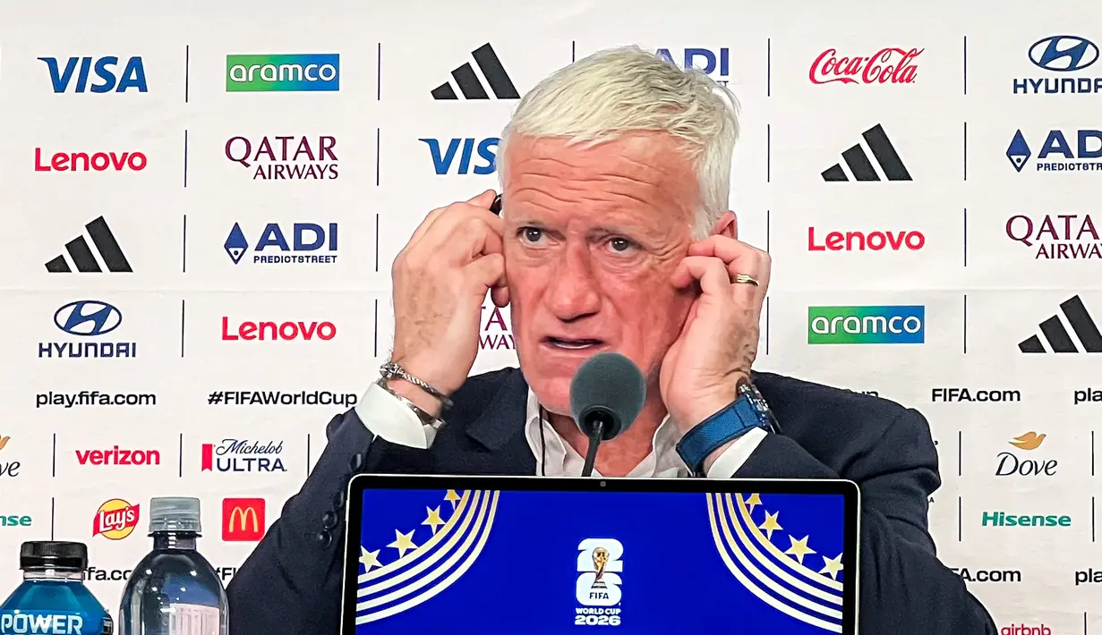 FIFA menyediakan layanan interpreter secara langsung selama konferensi pers berlangsung menggunakan tiga bahasa utama, yaitu Inggris, Spanyol, dan Prancis. (Bola.com/Hery Kurniawan/Adv/Powerade)