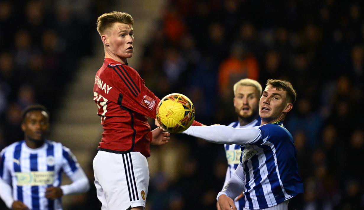 Di babak 32 besar tersebut, Setan Merah akan berhadapan dengan pemenang laga replay antara Easleigh vs Newport County. (AP Photo/Jon Super)