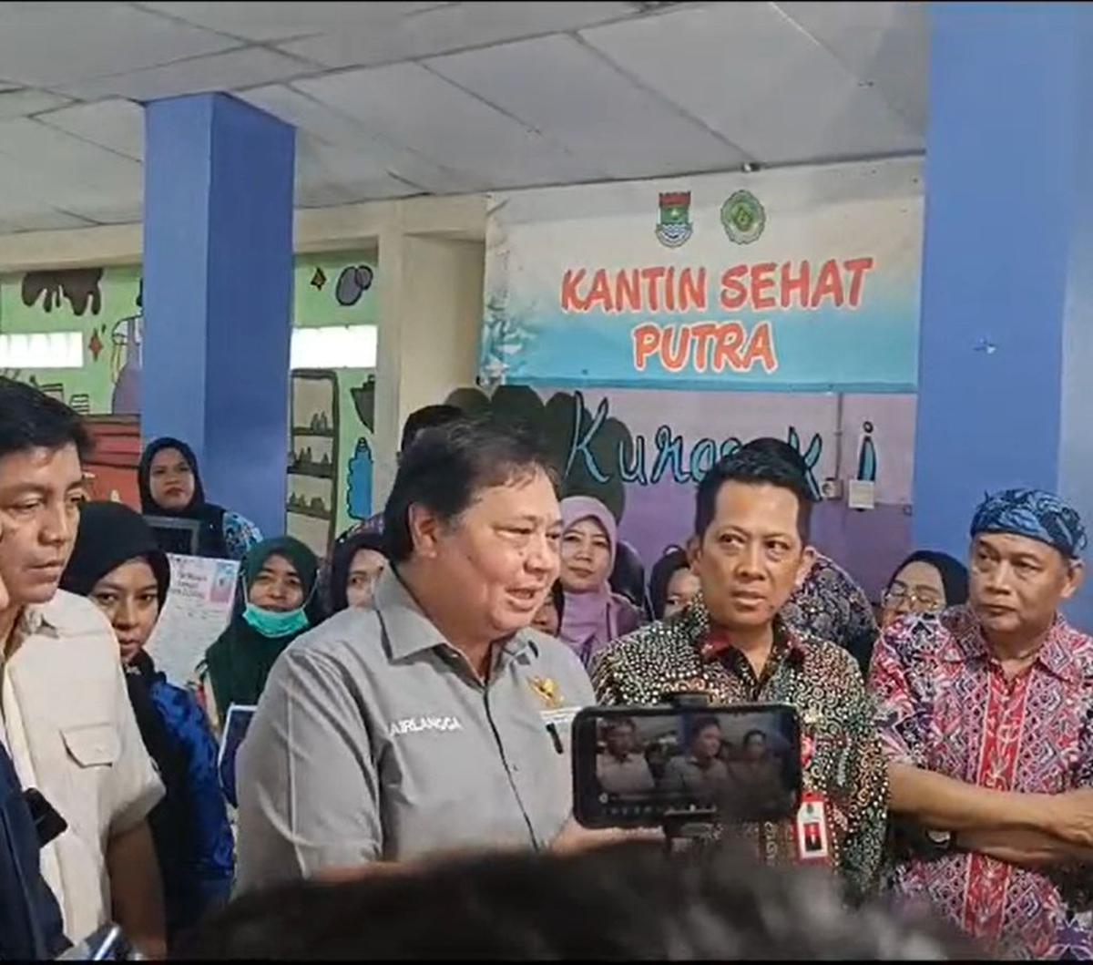 "Jadi, cocok harganya (Rp15.000)? tanya Airlangga.<br><br>Meski demikian, Airlangga tidak menjawab lebih lanjut permintaan dari emak-emak penjual siomay tersebut.<br>