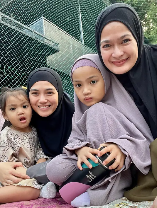 Keharmonisan hubungan mereka menjadi inspirasi bagi banyak orang dan membuktikan bahwa hubungan mertua dan menantu bisa menjadi begitu dekat dan akrab. Postingan-postingan tersebut menggambarkan betapa kuatnya ikatan kasih dan persahabatan yang terjalin di antara Donna dan Herfiza. (Liputan6.com/IG/@donnaharunofficial).