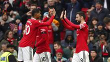 Bruno Fernandes dan Marcus Rashford merayakan sukses MU mengalahkan Cyrstal Palace Old Trafford, Sabtu (4/2/2023) malam WIB. (AP Photo/Dave Thompson). (AP Photo/Dave Thompson)