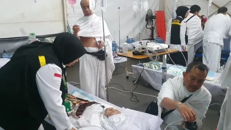 Petugas haji tengah merawat jemaah di Arafah. (Liputan6.com/Nurmayanti)