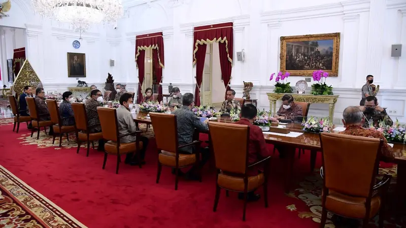 Presiden Joko Widodo menggelar pertemuan dengan sejumlah perwakilan dari industri jasa keuangan di Istana Merdeka, Jakarta, pada Senin, 16 Januari 2023. (Foto: Sekretariat Presiden)