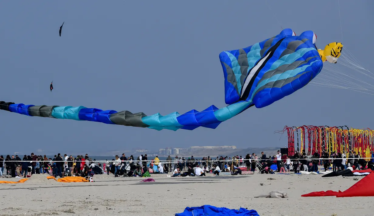 Layang-layang terbang menghiasi langit selama Festival Layang-Layang Internasional ke-33 di Berck-sur-Mer, Prancis utara, Sabtu (6/4/2019). Festival Layang-Layang Internasional ini diselenggarakan setiap bulan April dan berlangsung selama 10 hari.  (Photo by Philippe HUGUEN / AFP)