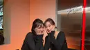 Beberapa waktu lalu, Hyeri sempat mengundang Jisoo BLACKPINK untuk berbincang-bincang di acaranya. Keduanya tampil penuh pesona dalam balutan outfit lengan panjang berwarna hitam. [Foto: Instagram/hyeri_0609]