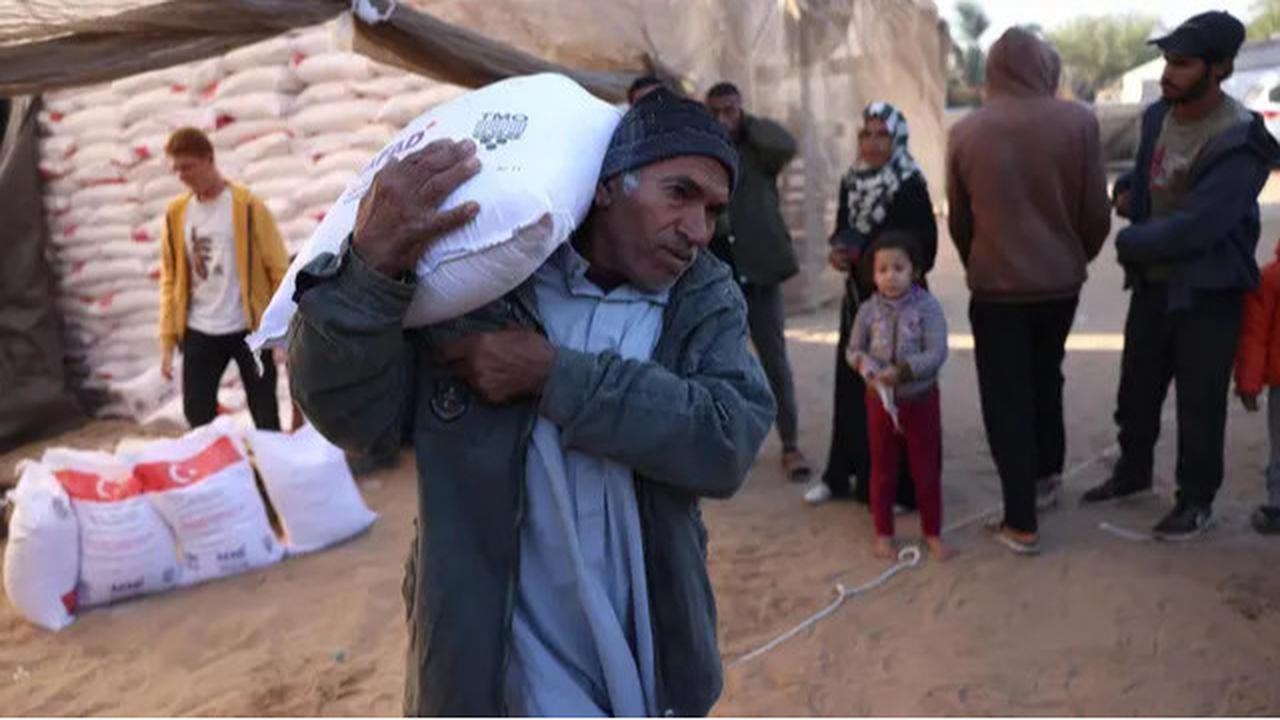 Berdesakan, Pengungsi Palestina di Gaza Antre Demi Sekantong Tepung
