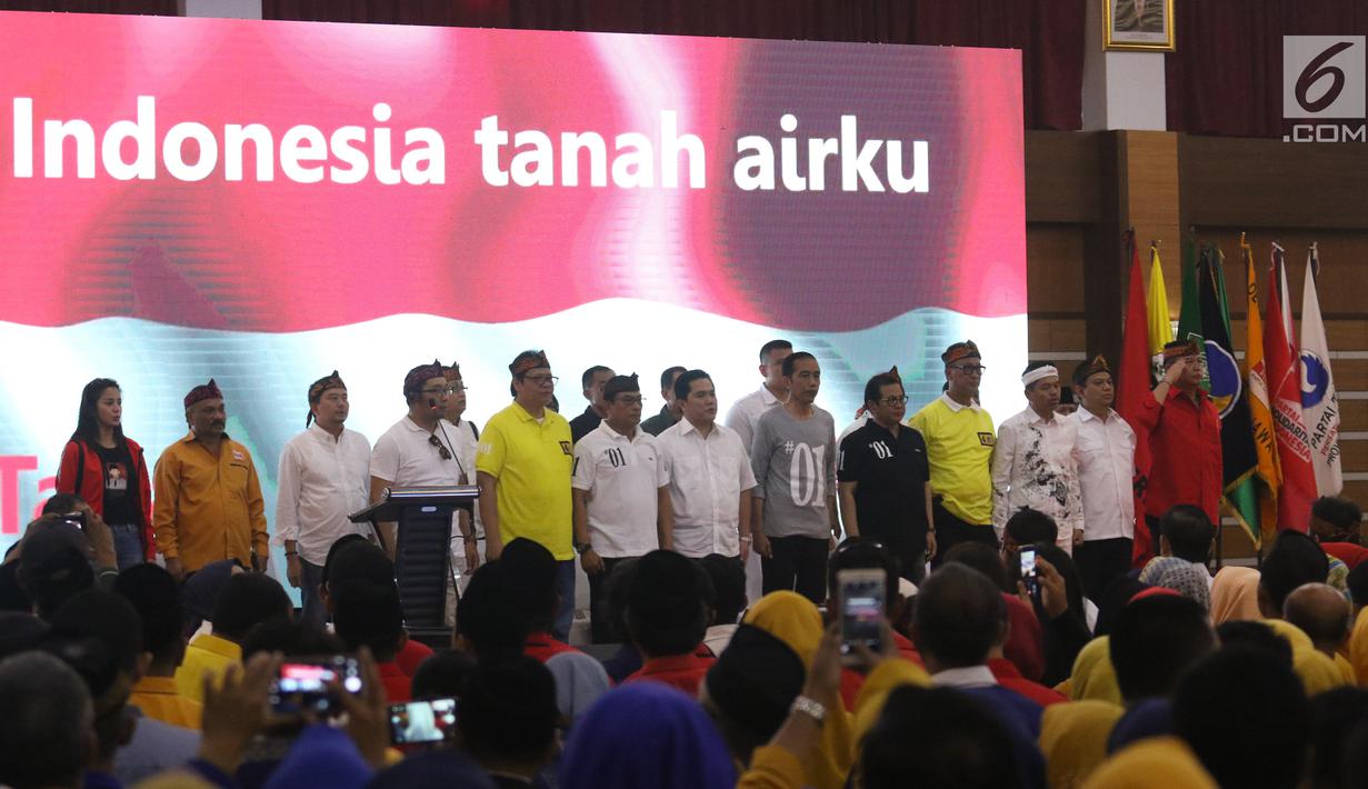 Calon Presiden Nomor Urut 01 Joko Widodo (Jokowi) didampingi Ketua Tim Kampanye Nasional Erick Thohir beserta pimpinan partai koalisi menghadiri silaturahmi dengan calon legislatif partai koalisi di Bandung, Sabtu (10/11). (Liputan6.com/Angga Yuniar)