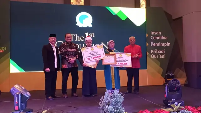 Salah satu lulusan madsarah aliyah Al-Mashduqi saat menerima penghargaan dalam acara The 1st Graduation Of Al Mashduqi Boarding School Garut, di Grand Ballroom Hotel Santika Garut, Sabtu (24/6/2023). (Liputan6.com/Jayadi Supriyadin)
