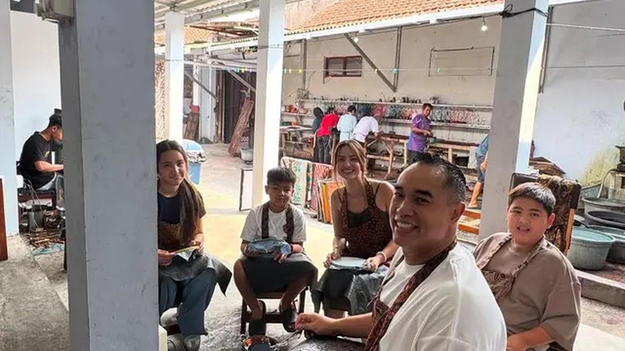 Gaya Santai Ardi Bakrie Suami Nia Ramadhani Liburan di Yogya, Serba Pakai Kaus Polos