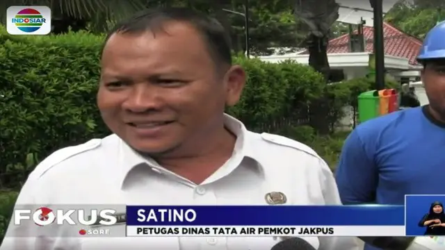 Petugas tata air Pemerintah Kota Jakarta Pusat, memeriksa ulang saluran air atau gorong-gorong di depan kantor Balaikota DKI Jakarta.