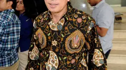 Ketua Komisi Yudisial (KY), Suparman Marzuki berjalan keluar usai diperiksa di Bareskrim Polri, Jakarta, Senin (28/9/2015). Suparman diperiksa sebagai tersangka kasus pencemaran nama baik atas laporan Hakim Sarpin. (Liputan6.com/Helmi Afandi)