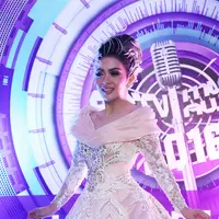 "Konsep penampilan, aku mengusung fashion Woman in Black. Aku memang ada head piece yang belum pernah aku pakai, dan sekarang ingin dipakai," kata Syahrini. (Nurwahyunan/Bintang.com)