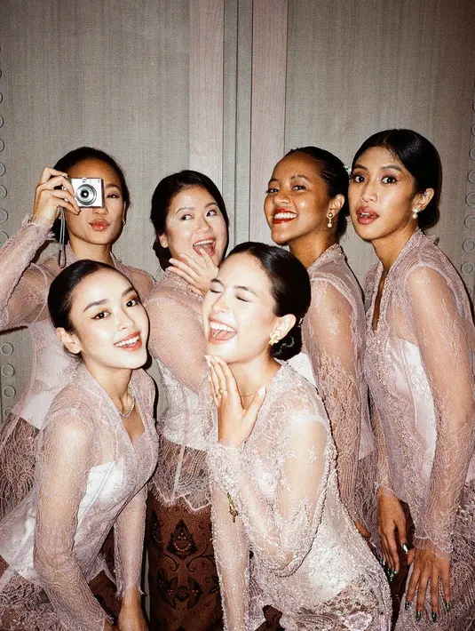 Bisa jadi inspirasi kebaya bridesmaid kamu, bagaimana menurutmu Sahabat Fimela? [@maudyayunda]