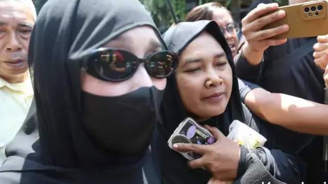 Ayu Ting Ting Melawat ke Rumah Duka Mpok Alpa (Foto: Kapanlagi.com/Budy Santoso)