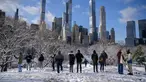 Orang-orang berdiri di viewpoint Central Park setelah badai salju pertama musim dingin 2022 di New York City, Jumat (7/1/2022). Badai musim dingin membawa lebih dari 15 cm salju di bagian timur Amerika Serikat (AS), menutup sekolah, kantor dan jalan-jalan. (Ed JONES / AFP)